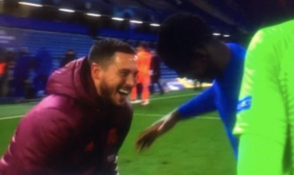 世界杯直播软件官网-阿扎尔与切尔西球员说笑引众怒：你乐啥呢？